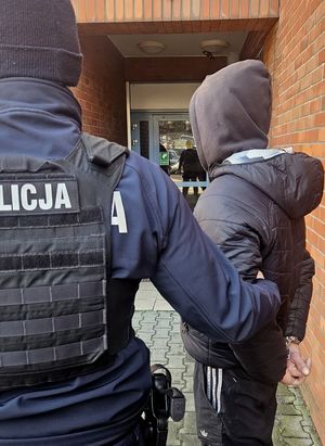 Policjanci z zatrzymanymi