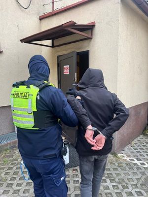 policjant z zatrzymanym