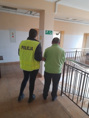 policjant z zatrzymanym