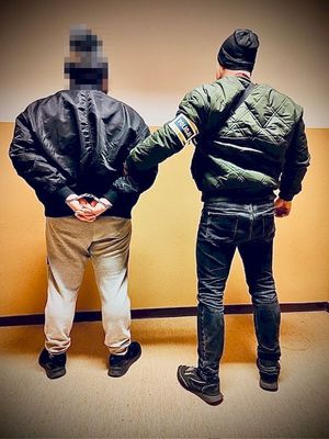 policjant z zatrzymanym