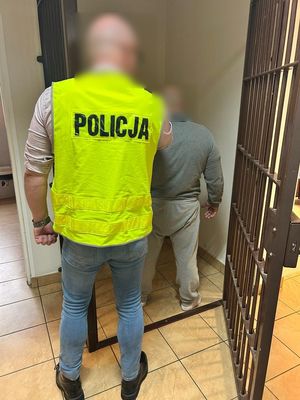 policjanci z zatrzymanym