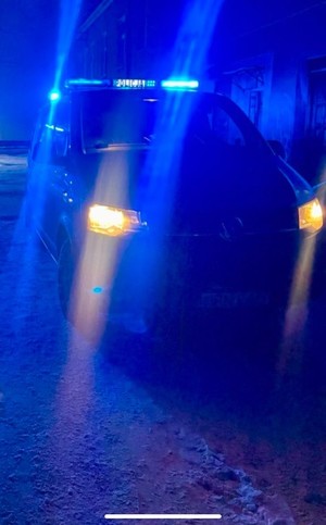 policyjny radiowóz nocą