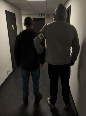 policjant z zatrzymanym