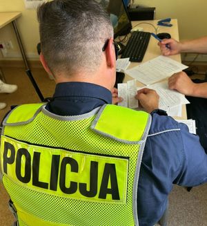 policjant podczas czynności