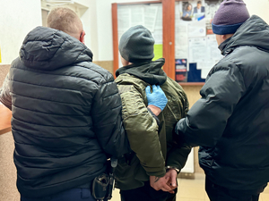 policjanci podpalaczem