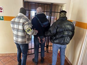 policjanci z zatrzymanym