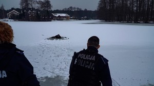 policjanci ze strażakami