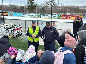 policjantka i strażnik miejski rozmawiali z dziećmi na gdyńskim lodowisku