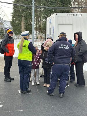 policjantka i strażnik miejski rozmawiali z dziećmi na gdyńskim lodowisku