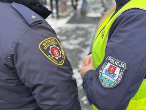 policjantka i strażnik miejski rozmawiali z dziećmi na gdyńskim lodowisku