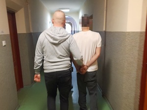 Policjanci z zatrzymanym