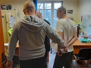 Policjanci z zatrzymanym