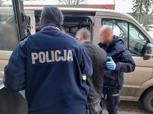 Policjanci z zatrzymanym