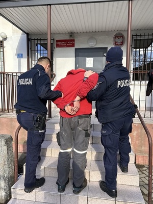 policjanci z zatrzymanym