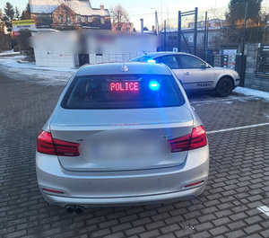 policjanci z zatrzymanym