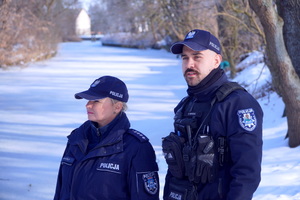 policjanci podczas patrolu w okolicach akwenów