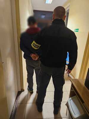 policjant z zatrzymanym