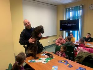 zuchy i harcerze z odwiedzinami u policjantów