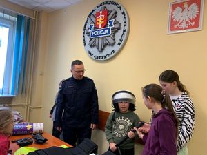 zuchy i harcerze z odwiedzinami u policjantów