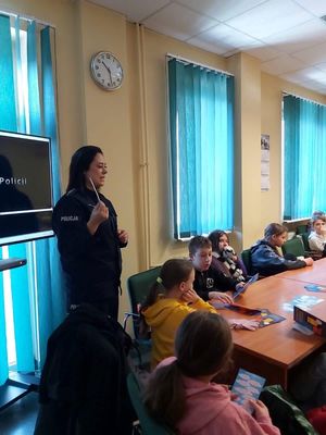 zuchy i harcerze z odwiedzinami u policjantów