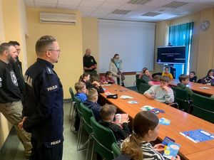 zuchy i harcerze z odwiedzinami u policjantów