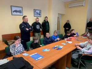 zuchy i harcerze z odwiedzinami u policjantów