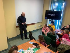 zuchy i harcerze z odwiedzinami u policjantów