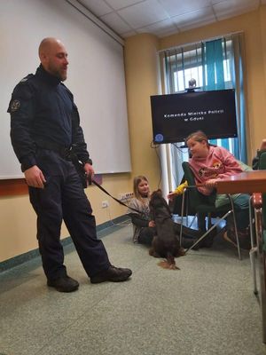 zuchy i harcerze z odwiedzinami u policjantów