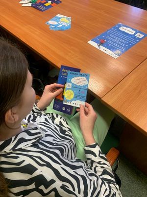 zuchy i harcerze z odwiedzinami u policjantów