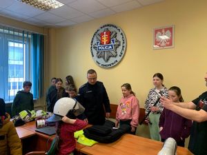 zuchy i harcerze z odwiedzinami u policjantów