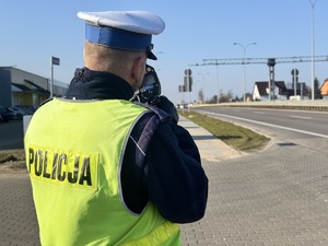policjant z miernikiem