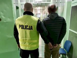 policjant z zatrzymanym