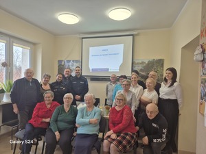 policjanci wraz z seniorami podczas debaty