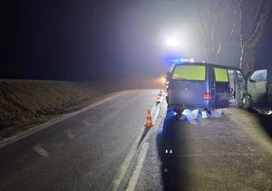 praca policjantów na miejscu wypadku