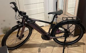 policjant z zatrzymanym i kradziony rower