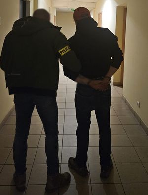 policjant z zatrzymanym i kradziony rower