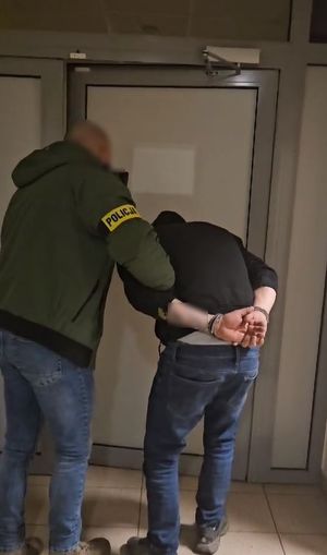 policjant z zatrzymanym i kradziony rower