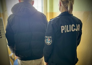 policjantka z zatrzymanym