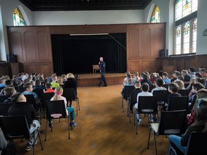 policjant podczas spotkania z najmłodszymi