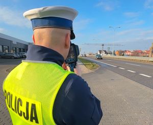 policjant z miernikiem prędkości