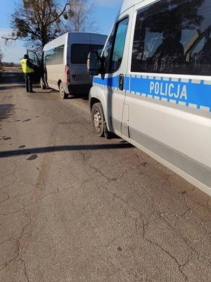 policjant podczas kontroli busa