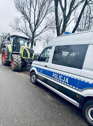 policjantka podczas kontroli i pojazdy