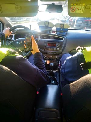 policjanci w radiowozie