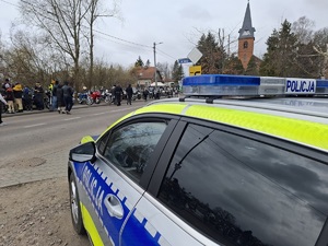 policjanci pracujący na drogach
