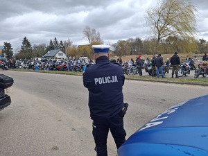 policjanci pracujący na drogach