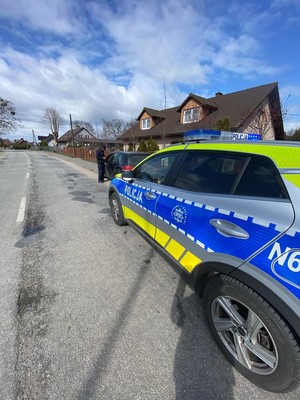 policyjny radiowóz i wydruk z badania