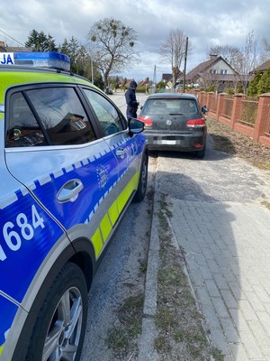 policyjny radiowóz i wydruk z badania