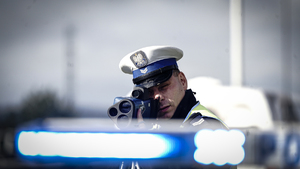 policjant z miernikiem