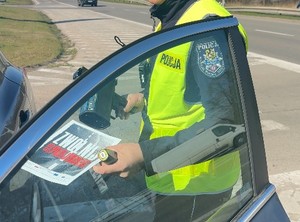 mundurowi podczas kontroli