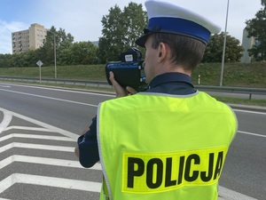 policjant z miernikiem